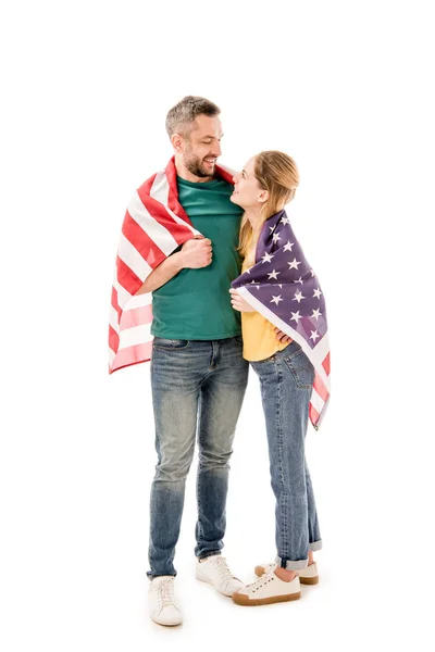 白に孤立したアメリカ国旗を抱きしめる笑顔のカップルの全長ビュー — ストック写真