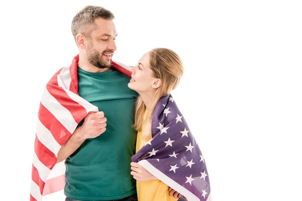 Sonriente Pareja Con Bandera Americana Abrazándose Mirándose Aislados Blanco — Foto de Stock