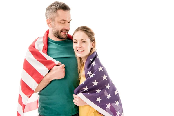 Sonriente Pareja Con Bandera Americana Abrazando Aislado Blanco — Foto de Stock