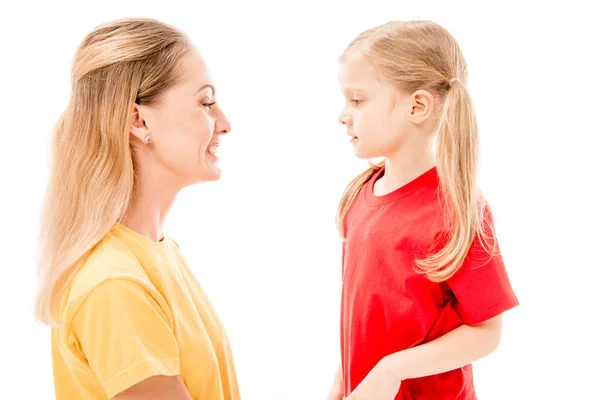 Vista Laterale Madre Figlia Felice Che Guardano Isolate Sul Bianco — Foto Stock