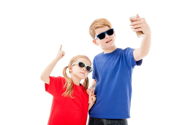 Twee Kinderen Zonnebrillen Nemen Selfie Geïsoleerd Wit — Stockfoto