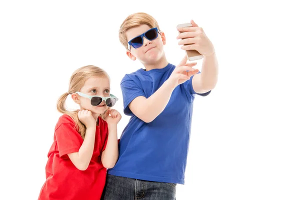 Duas Crianças Óculos Sol Tomando Selfie Isolado Branco — Fotografia de Stock