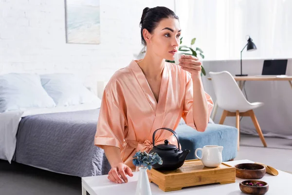 Attraente donna in accappatoio di seta fare il tè, mentre la cerimonia del tè al mattino a casa — Foto stock
