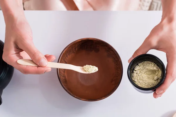 Tiro recortado de la mujer haciendo té mientras toma la ceremonia del té en la mañana en casa - foto de stock