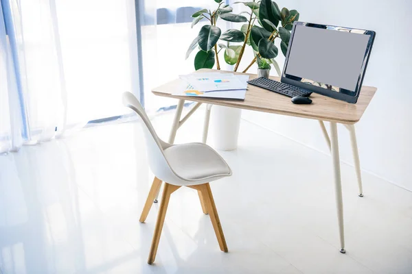 Intérieur de la chambre avec chaise, table, plante en pot, infographie, ordinateur, souris d'ordinateur et clavier d'ordinateur — Photo de stock