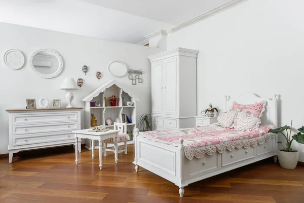 Interior do quarto de luz moderna com cama estreita e mobiliário branco — Fotografia de Stock