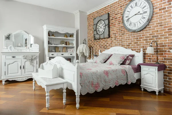 Interior de dormitorio luminoso moderno con relojes en la pared y muebles de madera — Stock Photo
