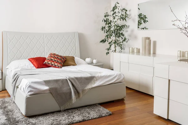 Interior de dormitorio de luz moderna con almohadas de colores en la cama — Stock Photo