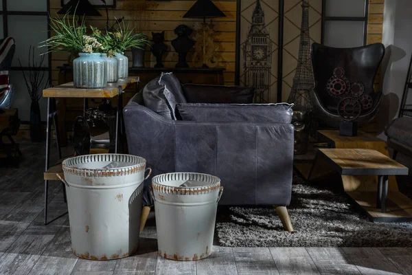 Интерьер современной гостиной в стиле ретро с серым креслом и мусорными баками — стоковое фото