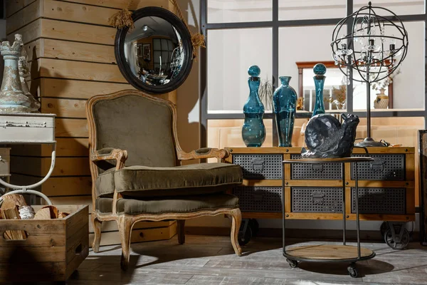 Intérieur de style rétro moderne salon avec fauteuil, table et décoration — Photo de stock