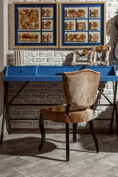 Interior de la moderna sala de estar de estilo retro con mesa azul, silla y fotos en marcos - foto de stock