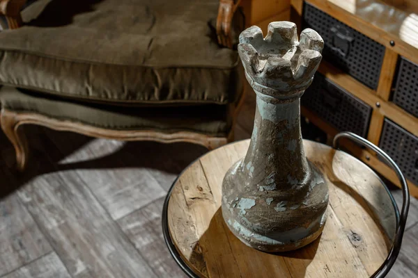 Vista de alto ângulo de grande figura de xadrez na mesa de madeira na moderna sala de estar estilo retro — Fotografia de Stock