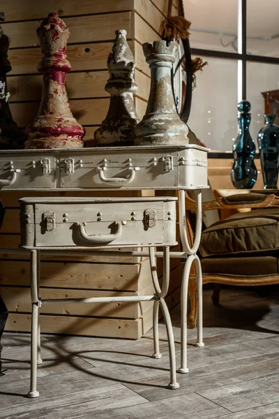 Grandes figuras de xadrez como decoração na moderna sala de estar estilo retro — Fotografia de Stock