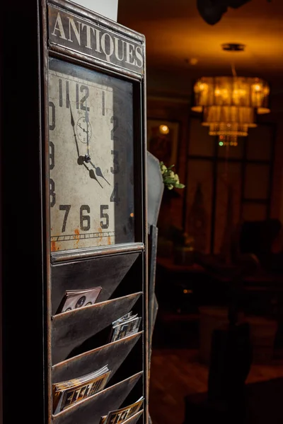 Intérieur de style rétro moderne salon avec horloge et lampe — Photo de stock