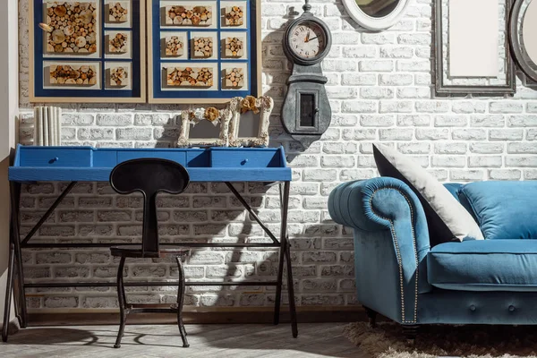 Interior de la moderna sala de estar de estilo retro con silla, mesa, sofá y reloj en la pared - foto de stock