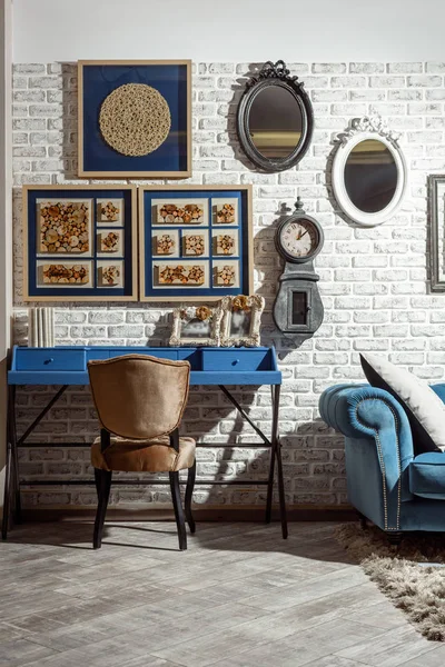 Інтер'єр сучасної ретро-стилізованої вітальні зі стільцем, столом і диваном — стокове фото