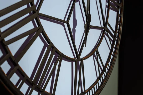 Великий старовинний настінний годинник в сучасній кімнаті — стокове фото