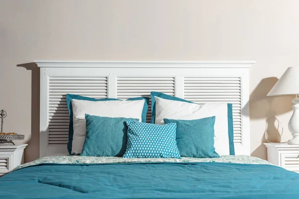 Interno di camera da letto moderna con letto in legno bianco e lenzuola blu — Foto stock