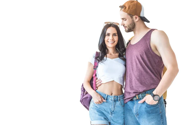 Sonriente pareja de turistas con mochilas, aislados en blanco - foto de stock