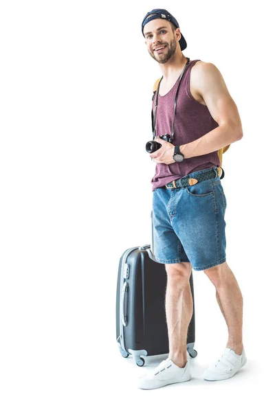 Turista masculino feliz com saco de viagem e câmera pronta para viagem, isolado em branco — Fotografia de Stock