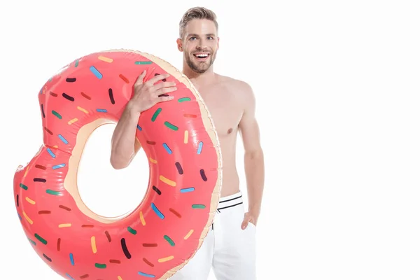 Homme souriant en maillot de bain avec beignet gonflable, isolé sur blanc — Photo de stock