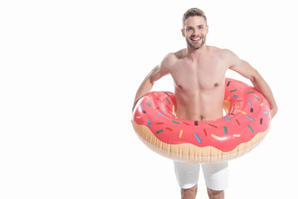 Schöner lächelnder Mann mit aufblasbarem Donut, isoliert auf weiß — Stockfoto