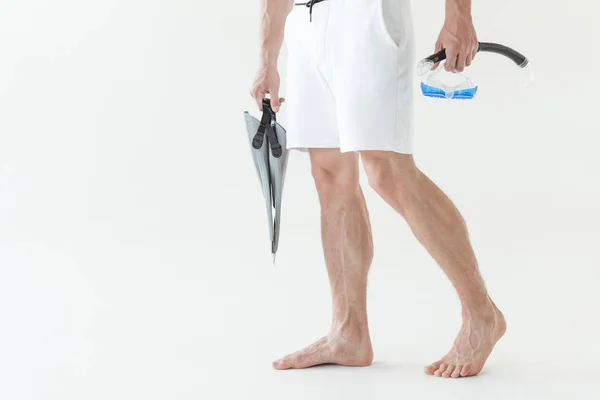 Vista cortada do homem em roupa de banho com máscara de mergulho e snorkel, isolado em branco — Fotografia de Stock