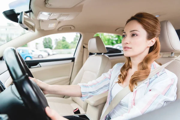 Visão lateral da mulher atraente pensivo carro de condução — Fotografia de Stock