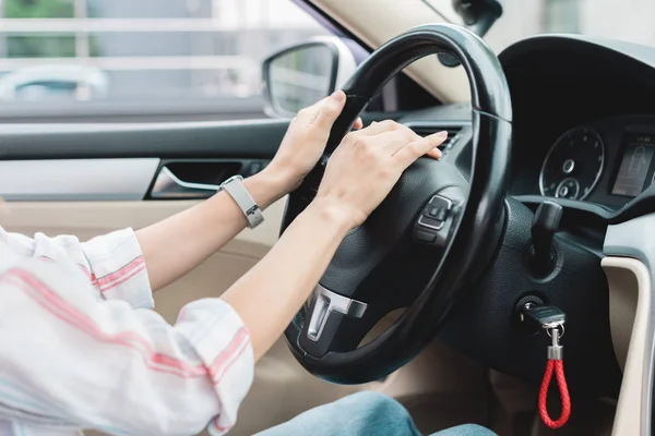 Vista parcial de la mujer tocando la bocina mientras conduce el coche — Stock Photo