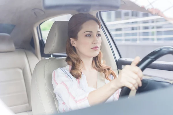 Retrato de mulher focada dirigindo carro sozinho — Fotografia de Stock