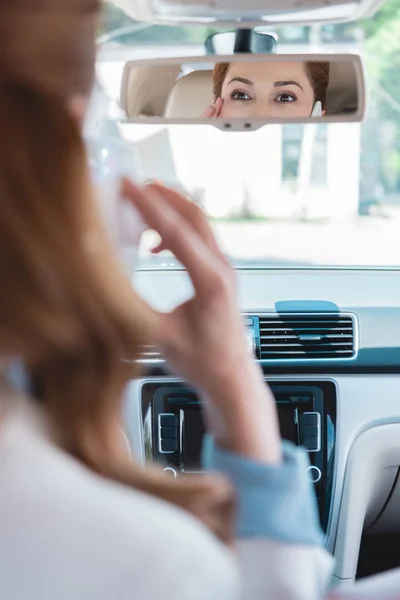 Vue partielle de femme d'affaires parlant sur smartphone tout en conduisant la voiture — Photo de stock