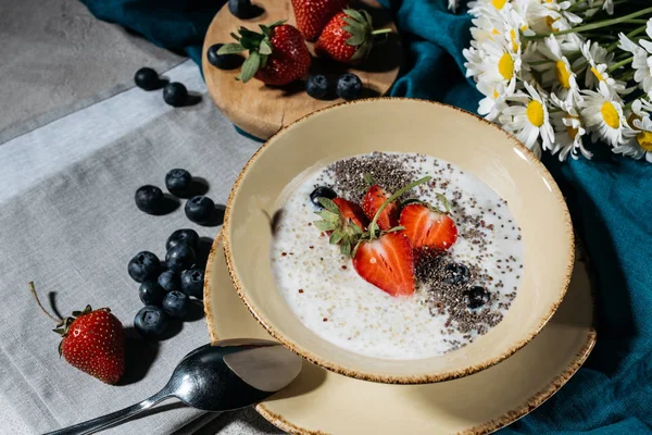 Cuenco de semillas de chía para el desayuno con bayas frescas - foto de stock