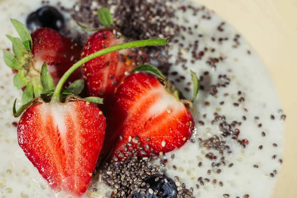 Budín de semillas de chía con fresas rojas - foto de stock