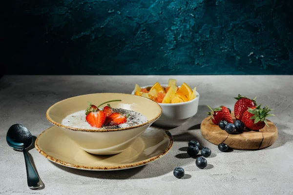 Gesundes Frühstück mit Chiasamen und Beeren auf grauem Tisch — Stockfoto
