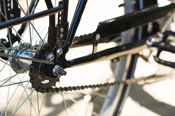 Крупный план велосипедного колеса и цепи, селективная фокусировка — стоковое фото