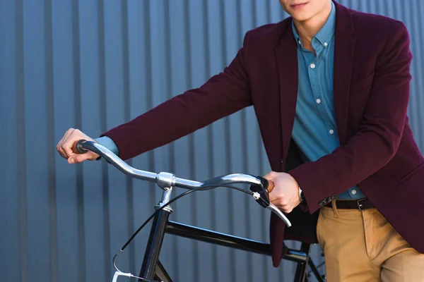 Ritagliato colpo di giovane in piedi con la bicicletta al di fuori — Foto stock