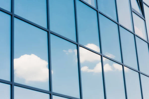 Himmel und Wolken spiegeln sich in den Fenstern moderner Wolkenkratzer — Stockfoto