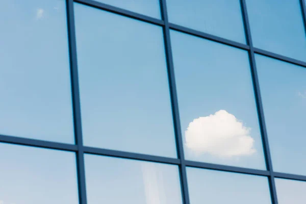 Cielo e nuvole si riflettono nelle finestre del moderno edificio per uffici — Foto stock