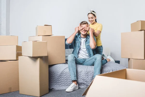 Jovem asiático mulher fazendo surpresa para namorado enquanto se movendo para novo casa — Fotografia de Stock