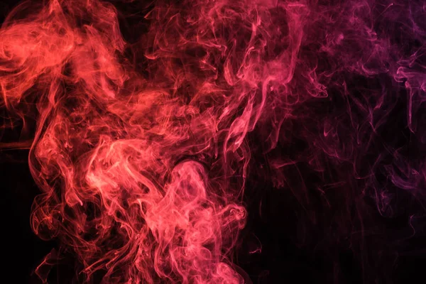 Vermelho místico smoky redemoinho no fundo preto — Fotografia de Stock