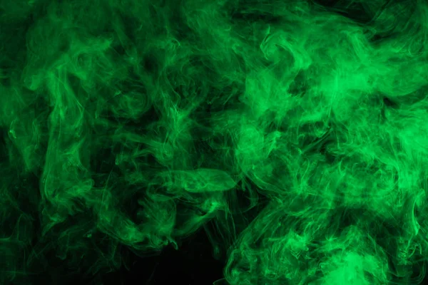 Абстрактный фон с зеленым дымом на черном — стоковое фото
