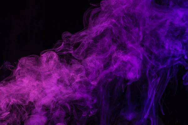 Humo púrpura místico sobre fondo negro - foto de stock