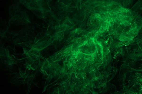 Абстрактный фон с зеленым мистическим дымом на черном — стоковое фото