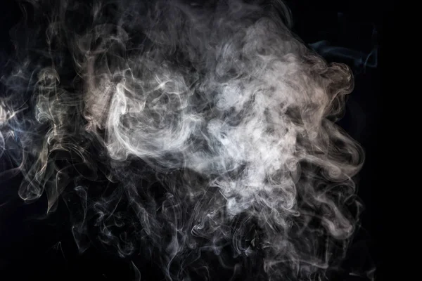 Абстрактный фон с серым дымчатым завихрением на черном — стоковое фото