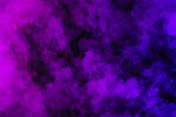 Fumaça roxa no fundo preto abstrato — Fotografia de Stock