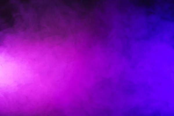 Fumée rose et violette abstraite sur fond sombre — Photo de stock