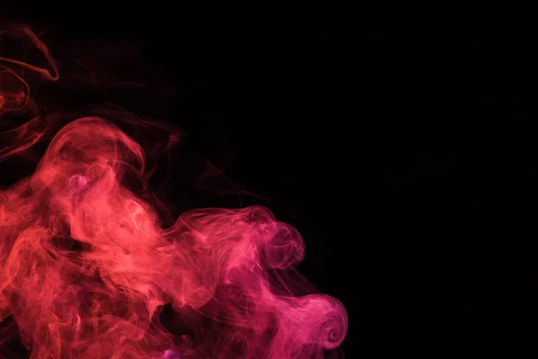 Fond noir avec fumée mystique rose — Photo de stock