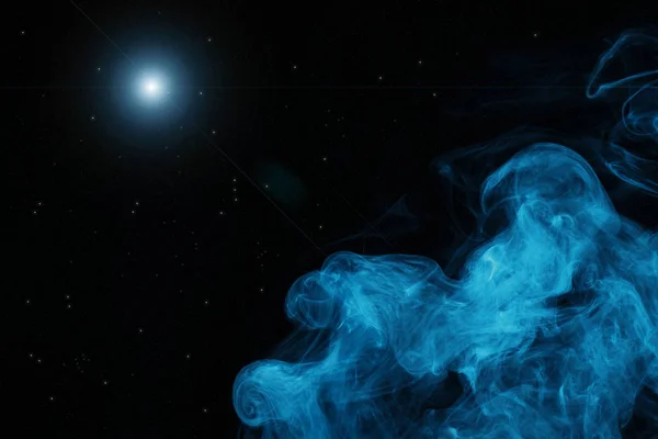 Голубой дым и свет на черном фоне — стоковое фото