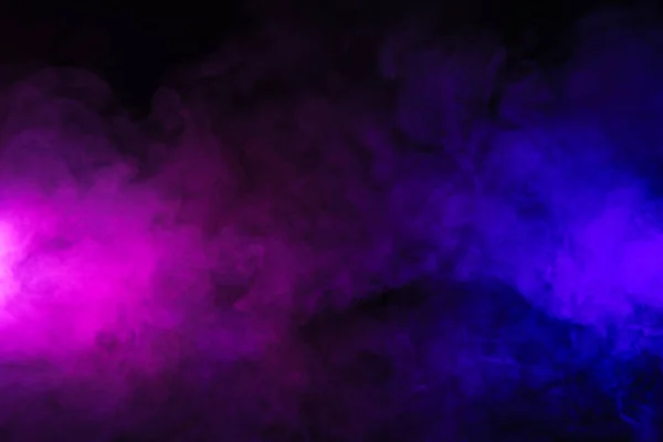 Fumée rose et violette sur fond noir abstrait — Photo de stock