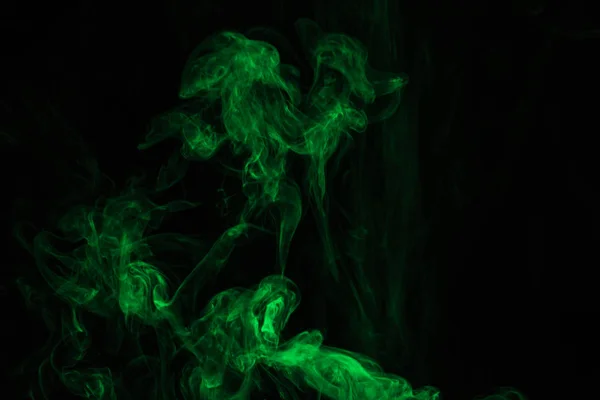 Texture mystique abstraite avec fumée verte sur noir — Photo de stock